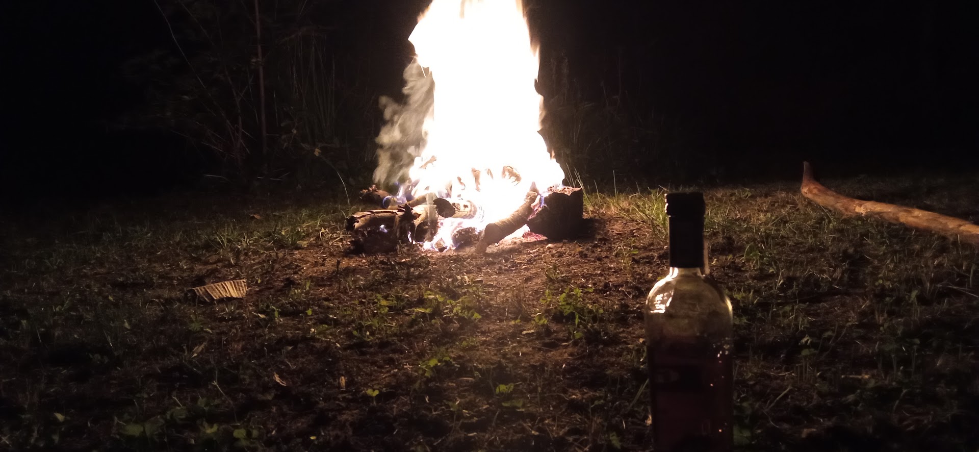 Ember Circle - ognisko nocą