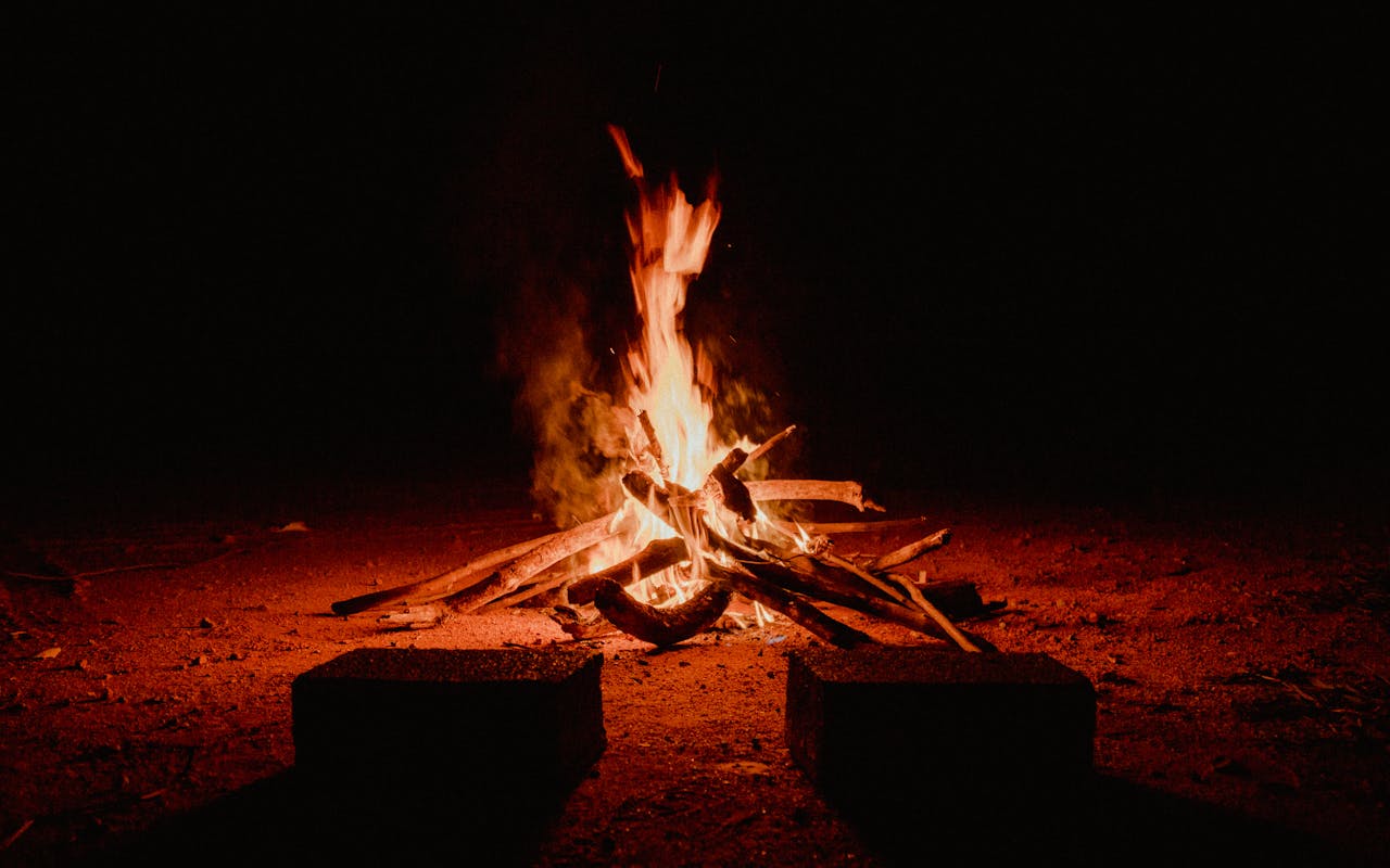 Ember Circle - ludzie przy ognisku